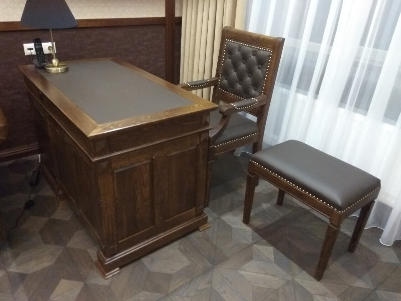 Стол и кресло для кабинета. Массив дуба, кожа.